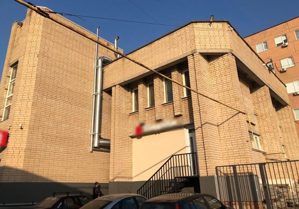 В Саратове демонтировали скандальную вывеску с нецензурными словами